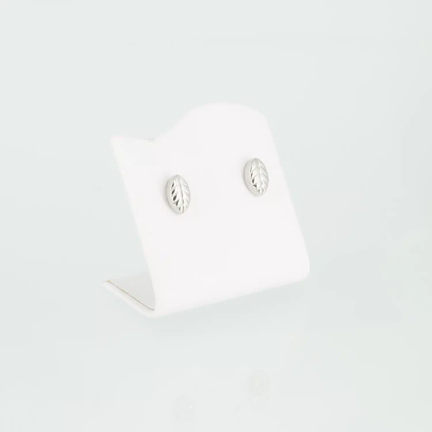 Silberne Magnet-Ohrstecker in Blätterform