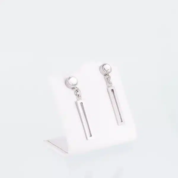 Silberne Magnet-Ohrstecker mit einem weißen Glasstein