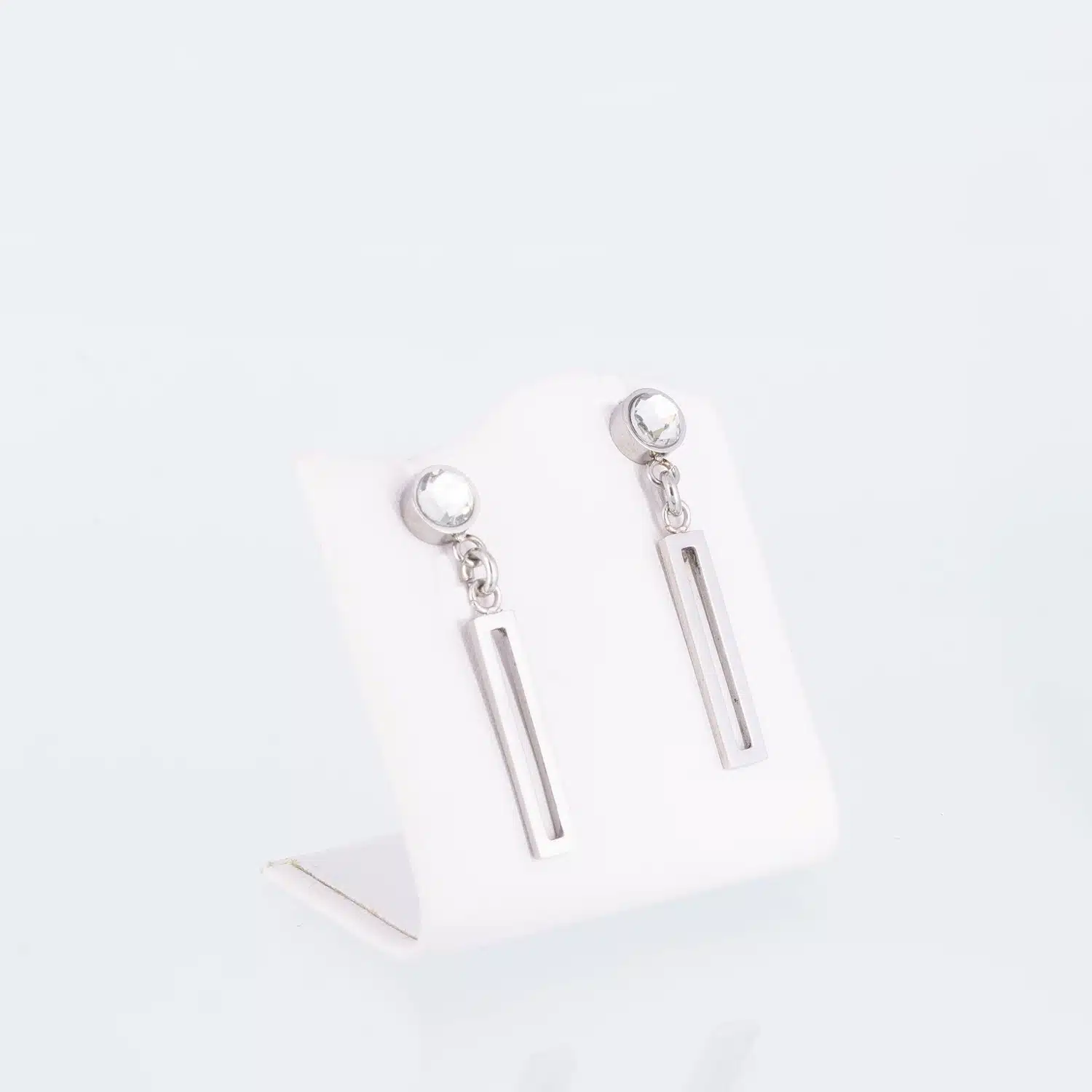 Silberne Magnet-Ohrstecker mit einem weißen Glasstein