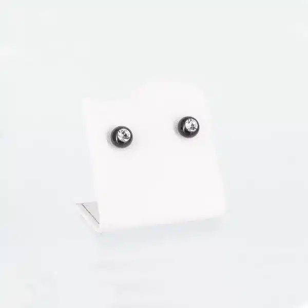 Schwarze Magnet-Ohrstecker mit einem Zirkoniastein