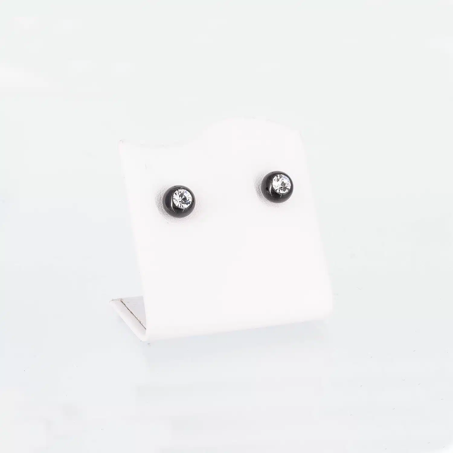 Schwarze Magnet-Ohrstecker mit einem Zirkoniastein