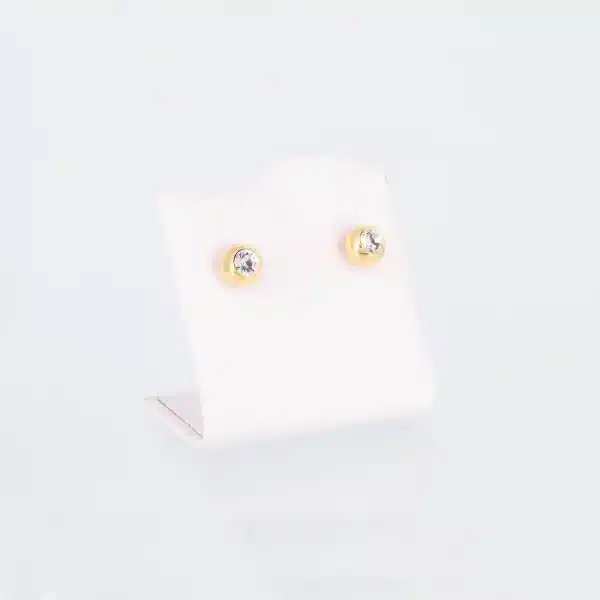 Goldene Magnet-Ohrstecker mit einem Zirkoniastein