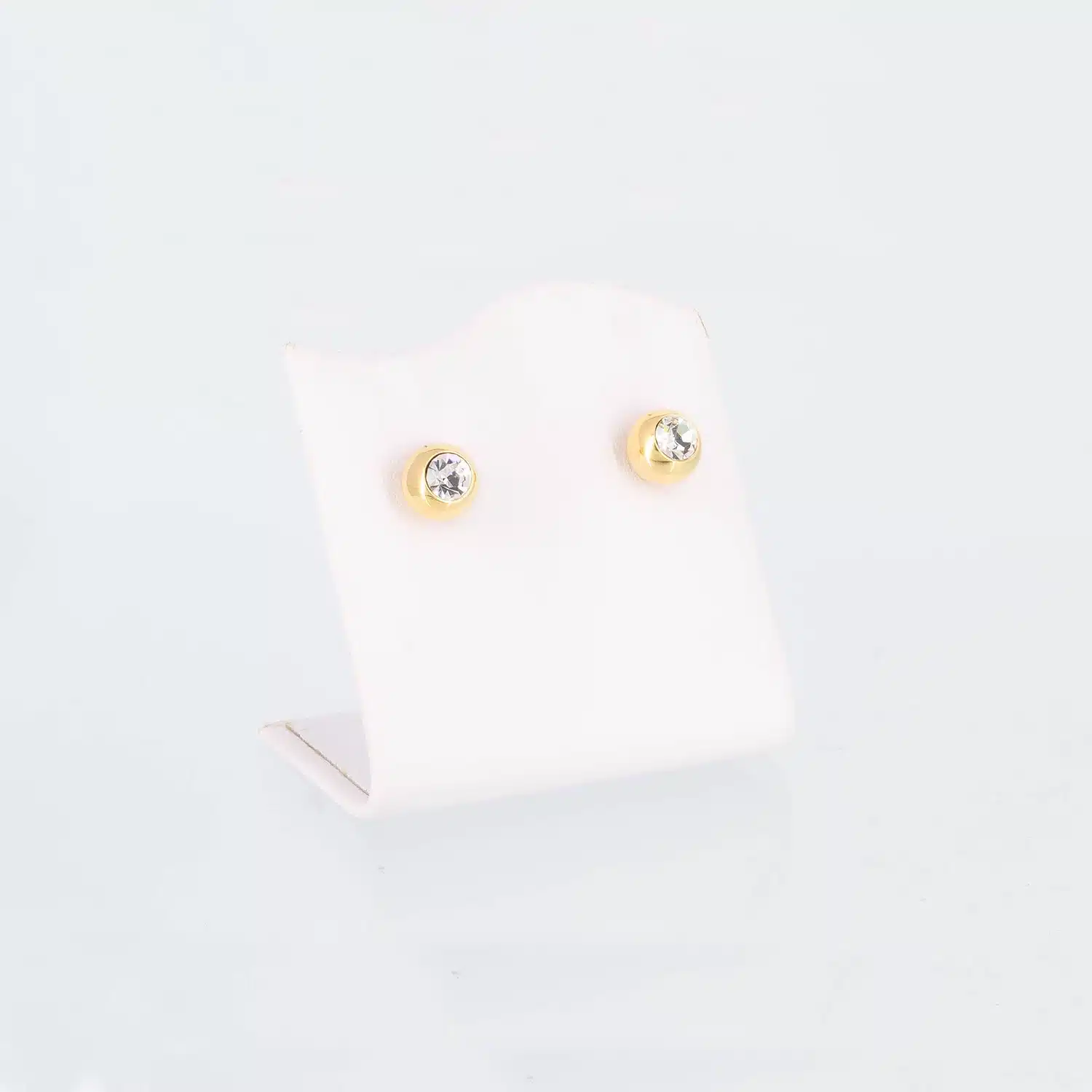 Goldene Magnet-Ohrstecker mit einem Zirkoniastein
