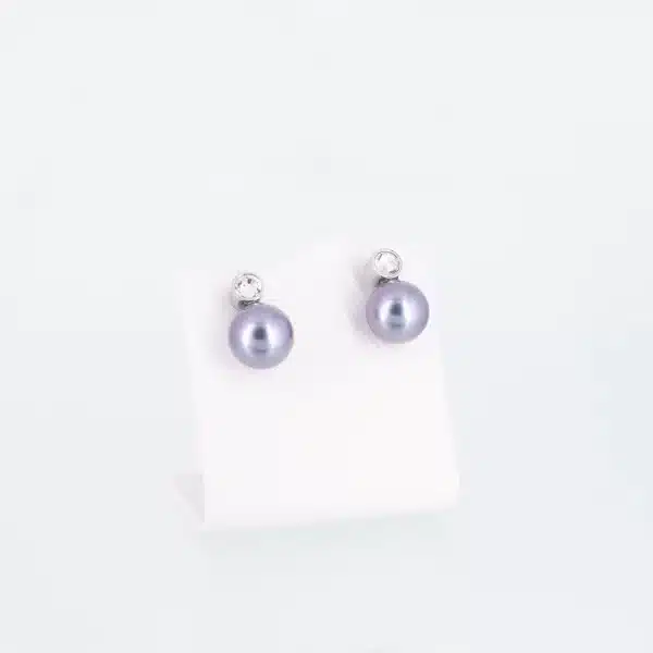 Silberne Ohrstecker mit einer grauen Perle und einem weißen Zirkonia