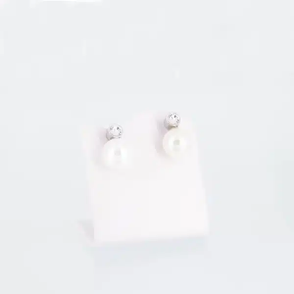 Silberne Ohrstecker mit einer weißen Perle und einem weißen Zirkonia