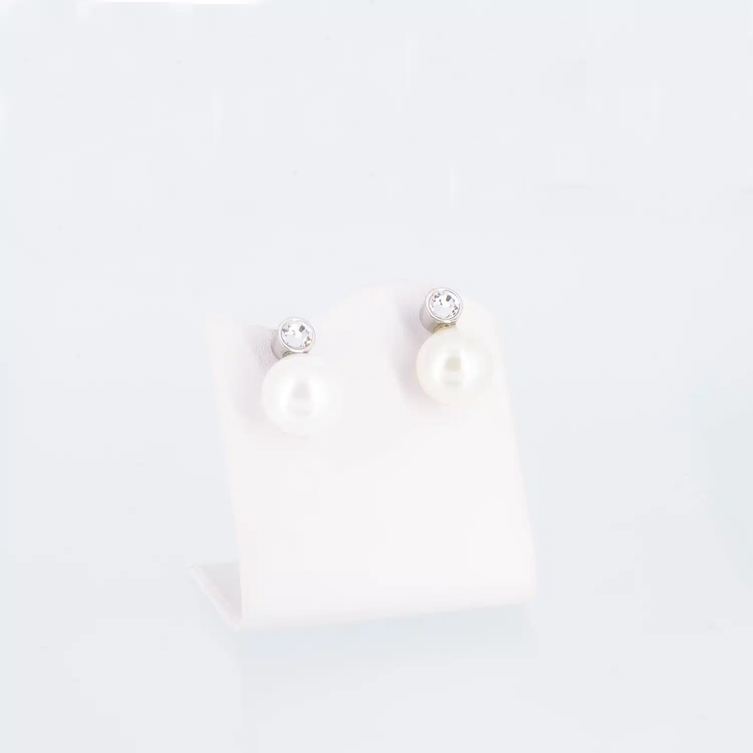 Silberne Ohrstecker mit einer weißen Perle und einem weißen Zirkonia