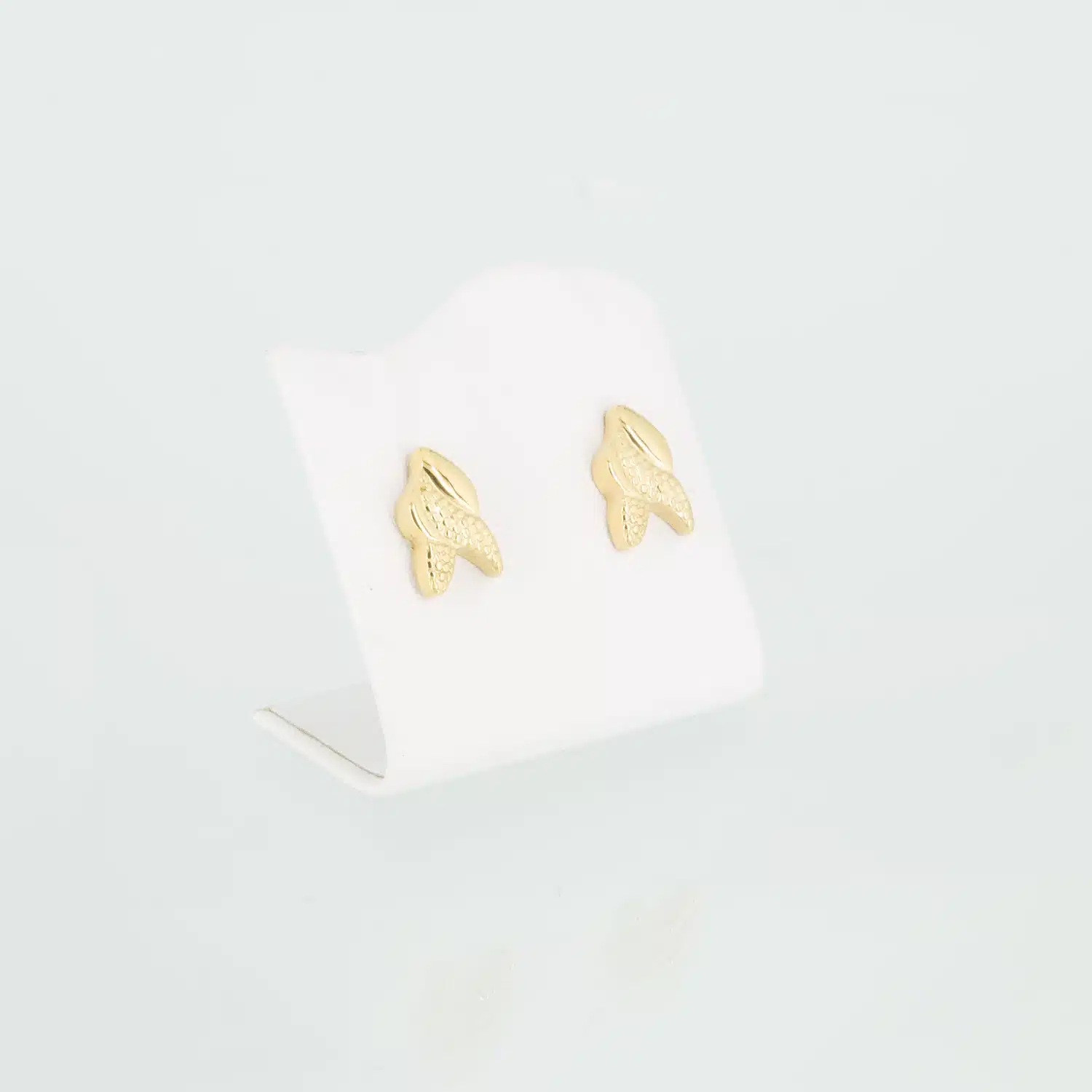 Goldene Magnet-Ohrstecker mit einer Schlangenhautoptik
