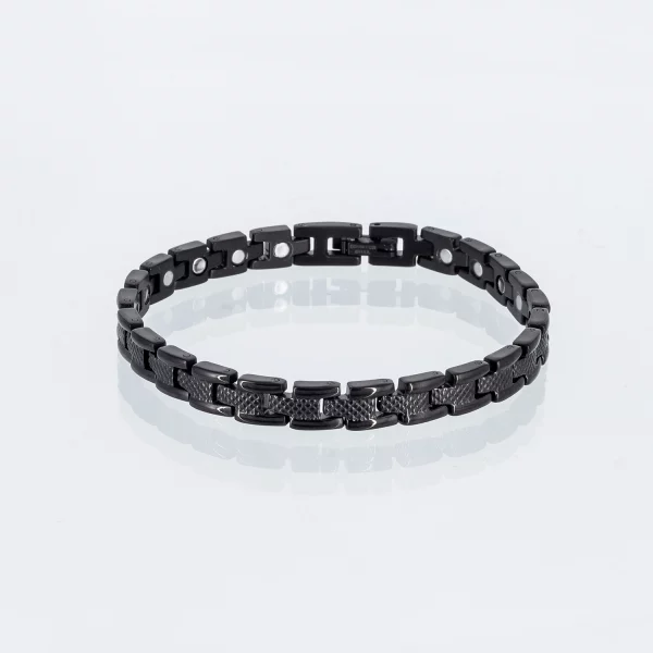 Ein schwarzes Magnetarmband mit einer Noppenstruktur in der Mitte