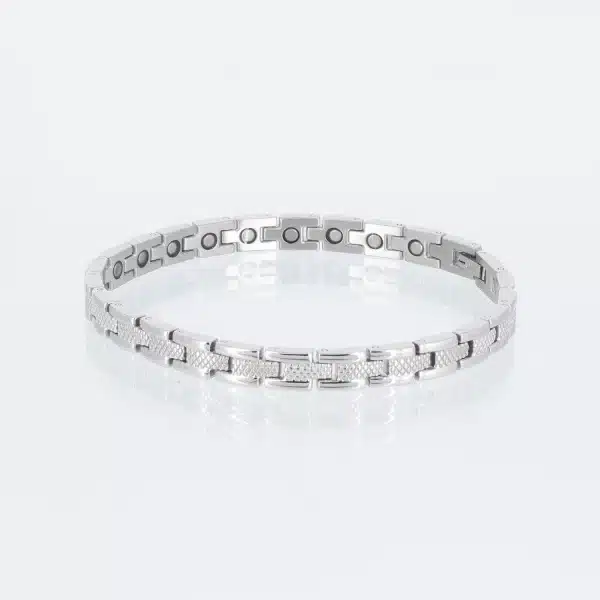 Ein silbernes Magnetarmband mit einer Noppenstruktur in der Mitte