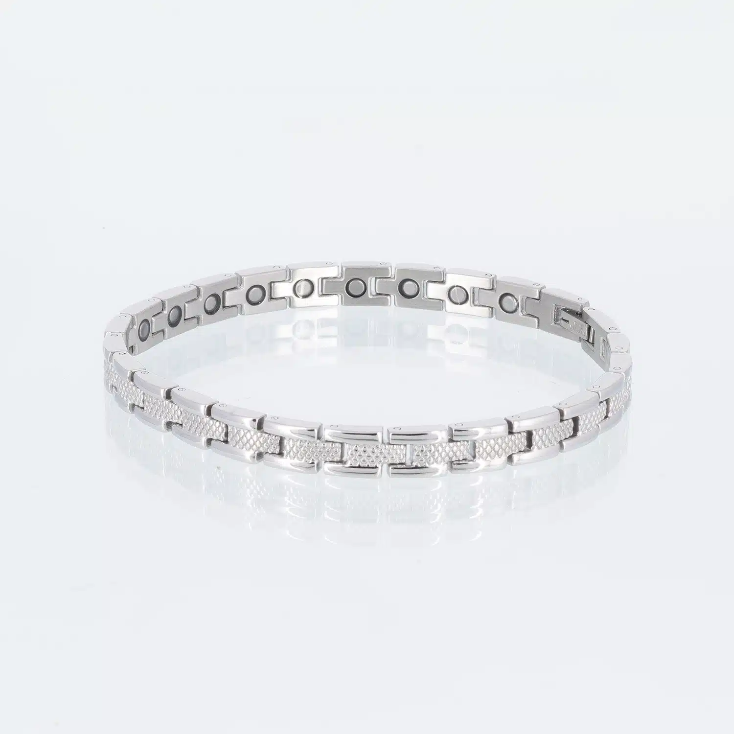 Ein silbernes Magnetarmband mit einer Noppenstruktur in der Mitte