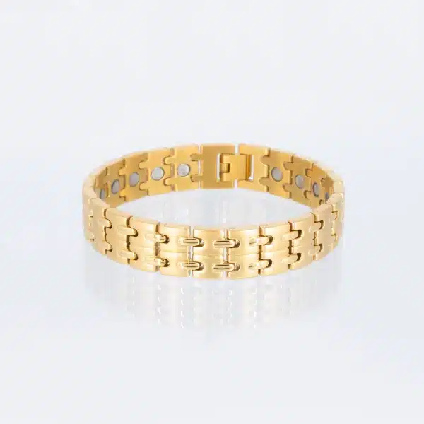 Ein goldenes Magnetarmband, mattiert, mit glänzenden Verbindungsteilen