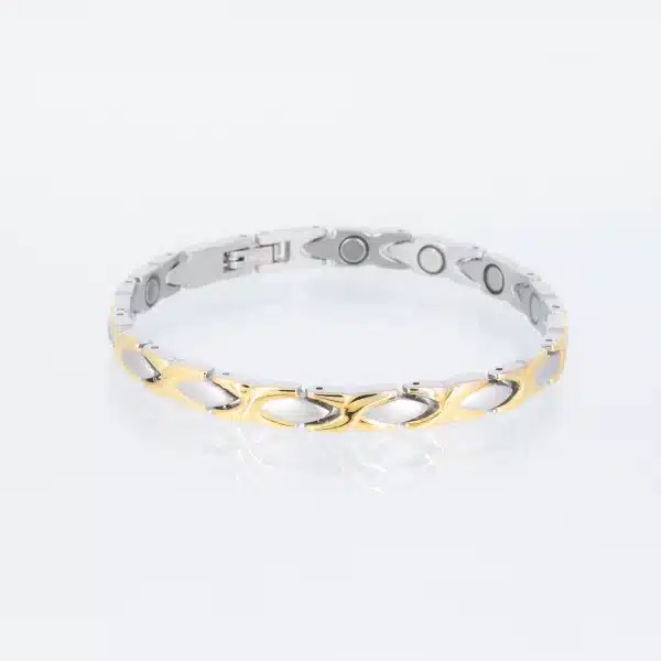 Ein silbernes Magnetarmband mit mattierten Ellipsen und goldenen Kreuzen