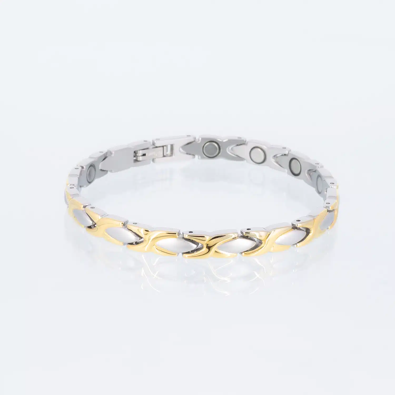 Ein silbernes Magnetarmband mit mattierten Ellipsen und goldenen Kreuzen