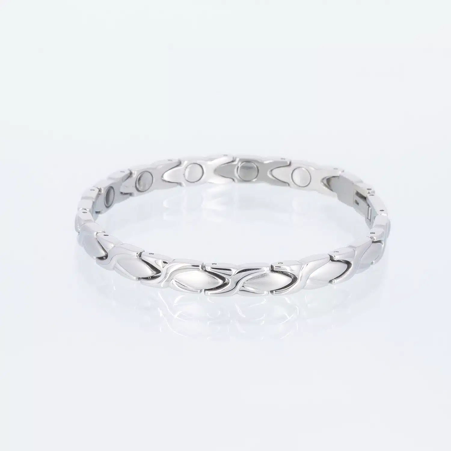 Ein silbernes Magnetarmband mit mattierten Ellipsen und glänzenden Kreuzen