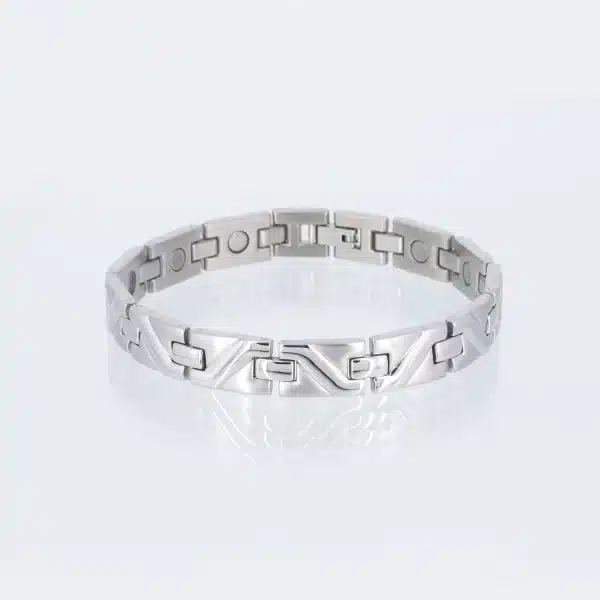 Ein silbernes Magnetarmband mit einer Welle und glänzenden Verbindungsgliedern