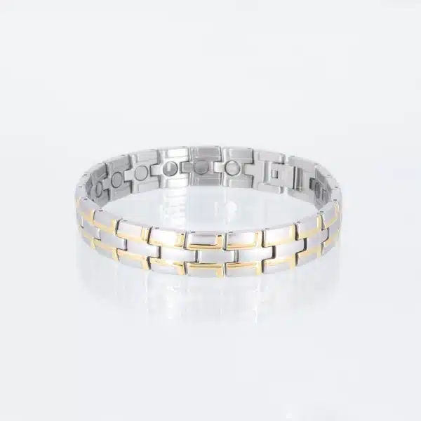Ein silbernes Magnetarmband mit goldenen Akzenten