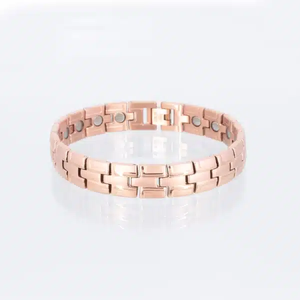 Ein rosegoldenes Magnetarmband mit glänzenden Akzenten