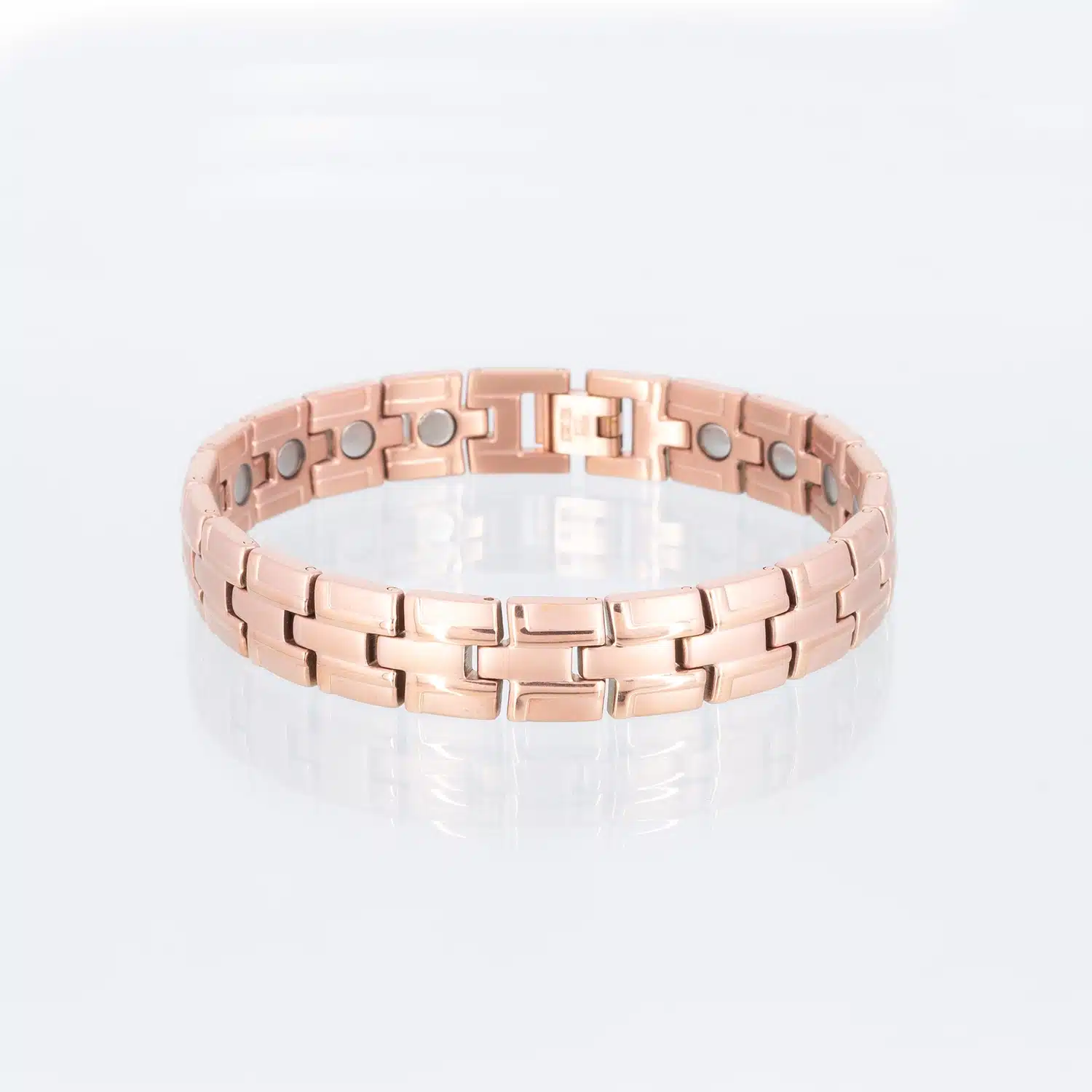 Ein rosegoldenes Magnetarmband mit glänzenden Akzenten