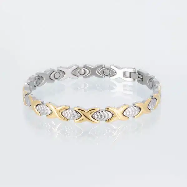 Ein silbernes Magnetarmband mit Blättermotiv und glänzend polierten, goldenen Verbindungskreuzen