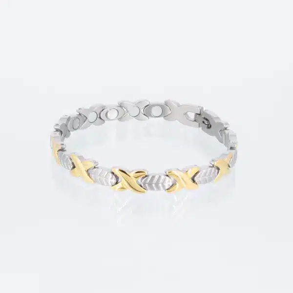 Ein silbernes Magnetarmband mit Blättermotiv und glänzend polierten, goldenen Verbindungskreuzen