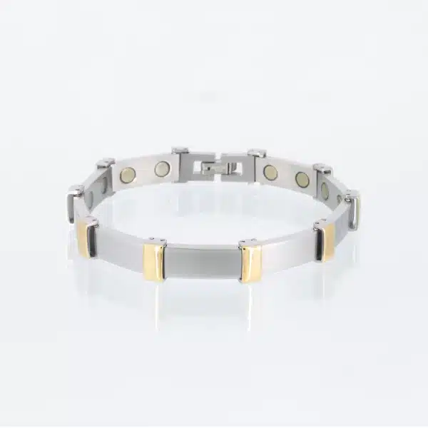 Ein silbernes Magnetarmband mit mattierter Oberfläche und glänzenden Zwischengliedern