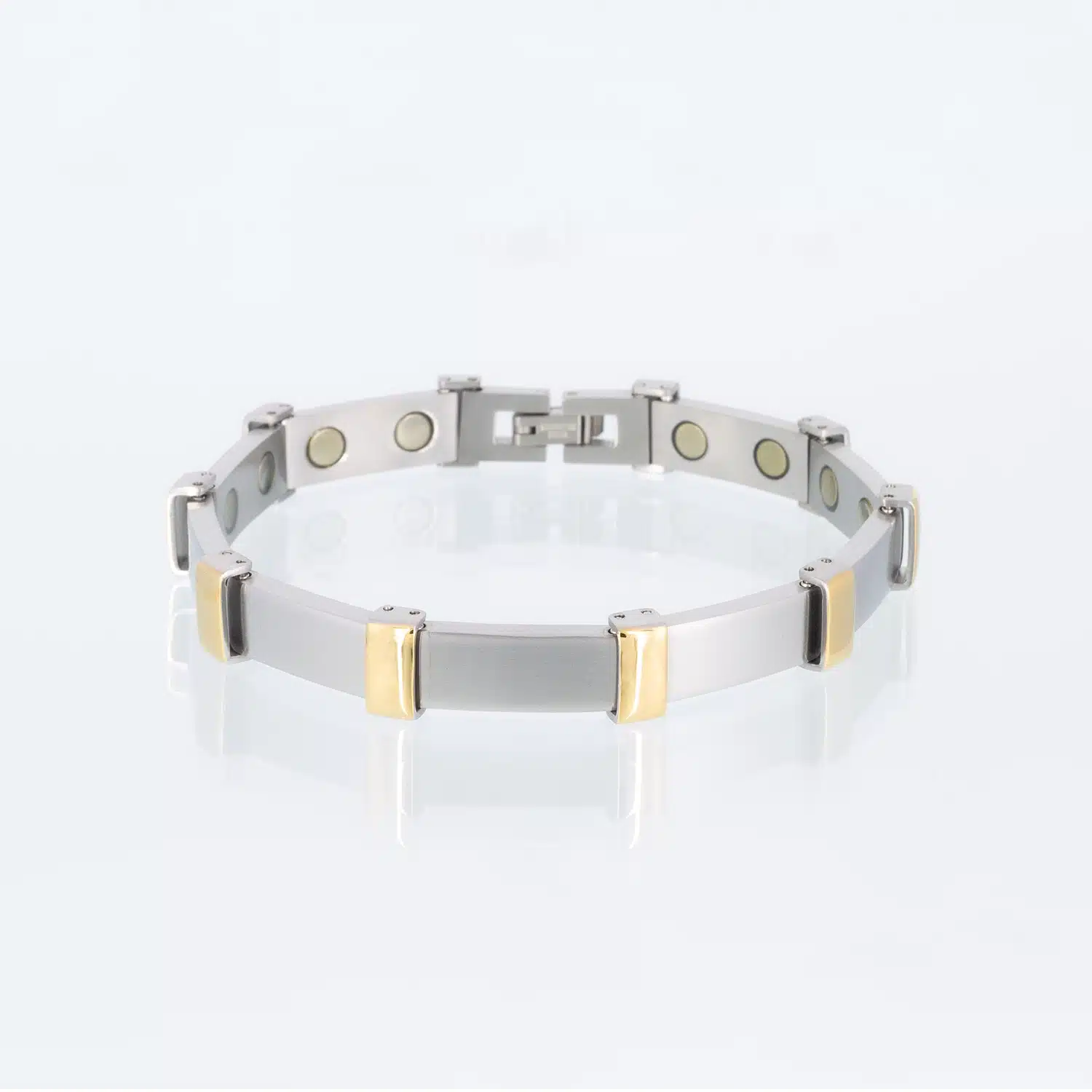 Ein silbernes Magnetarmband mit mattierter Oberfläche und glänzenden Zwischengliedern