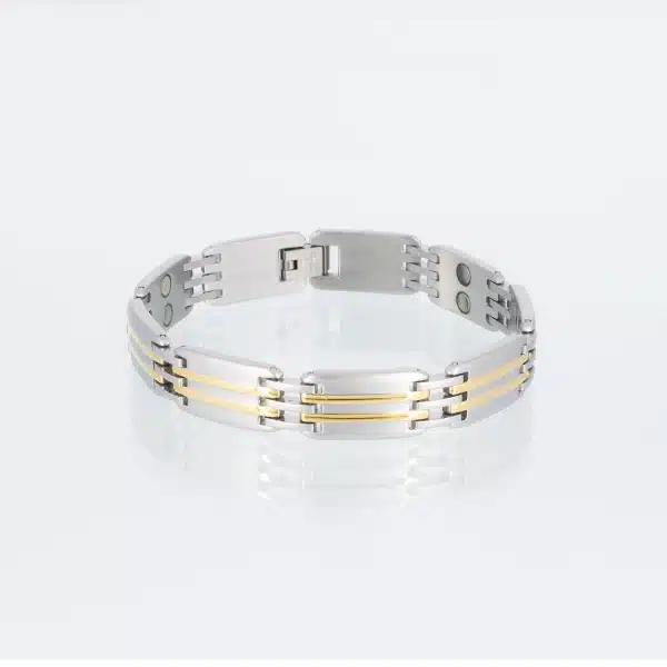 Ein silbernes Magnetarmband mit mattierter Oberfläche und goldenen Streifen