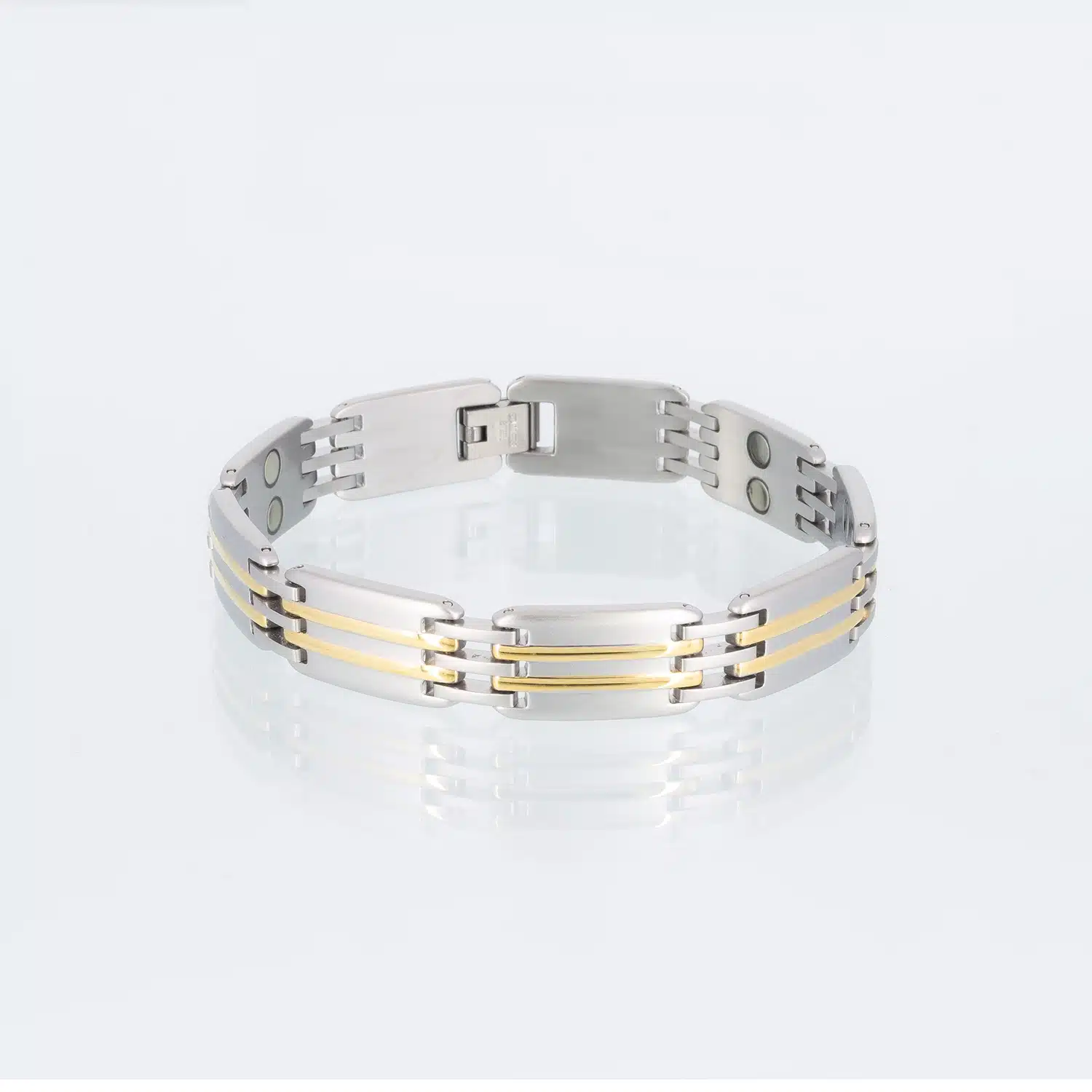 Ein silbernes Magnetarmband mit mattierter Oberfläche und goldenen Streifen