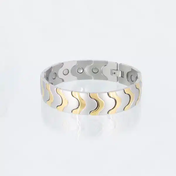 Ein silbernes Magnetarmband mit mattierter Oberfläche und goldenes Rändern