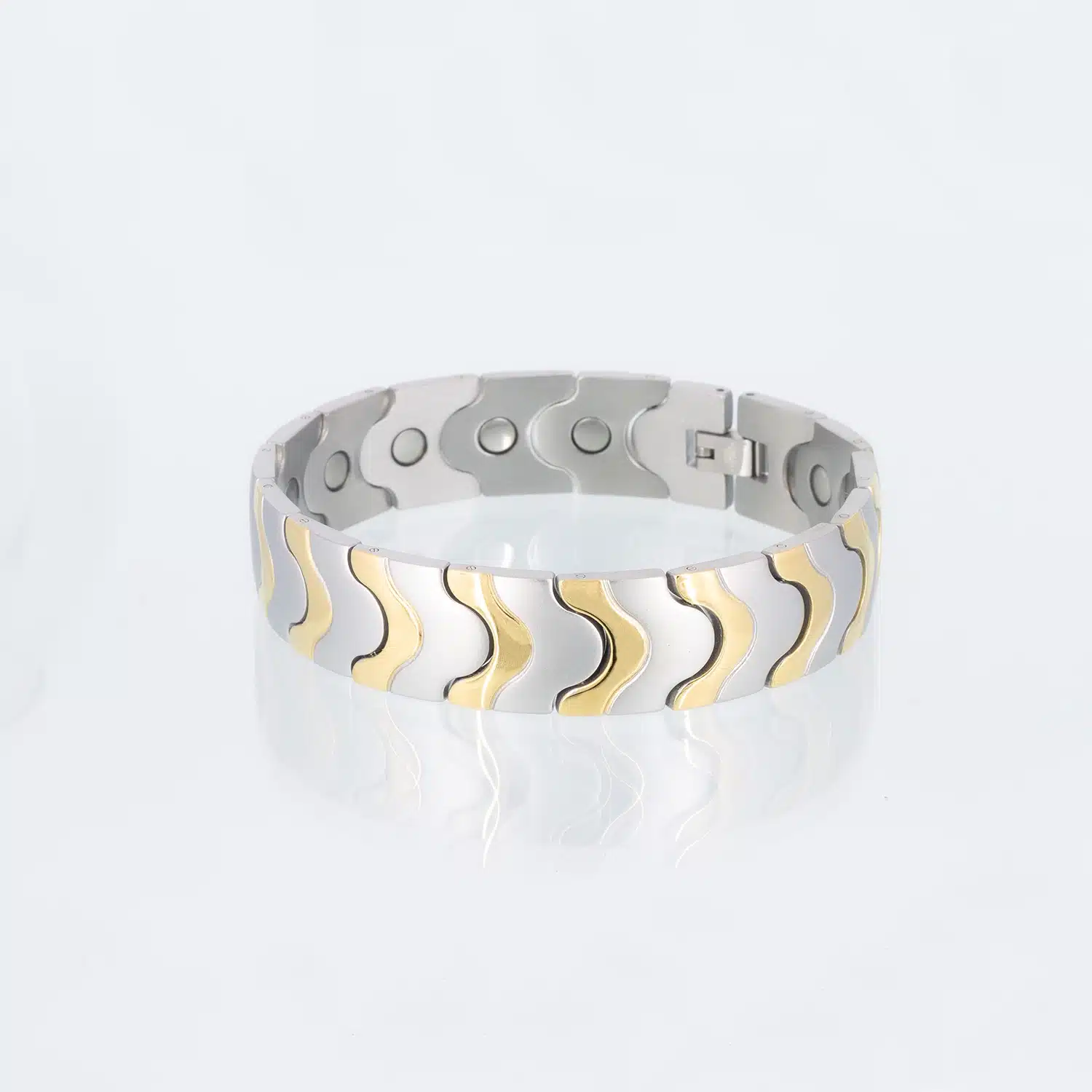Ein silbernes Magnetarmband mit mattierter Oberfläche und goldenes Rändern