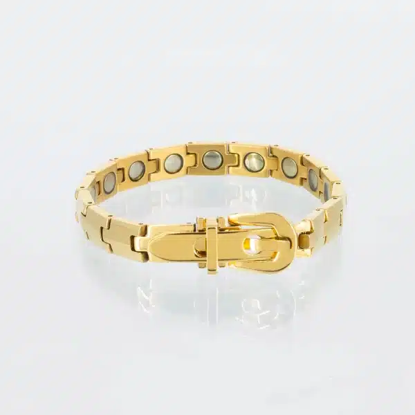 Ein goldenes Magnetarmband mit einer Gürtelschnalle als Verschluss