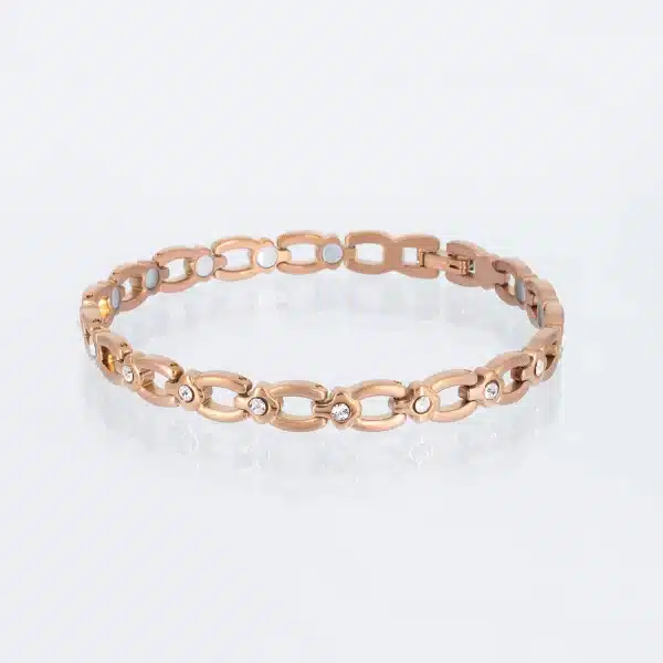 Ein rosegoldenes Magnetarmband, matt gebürstet, mit glänzenden Zwischenteilen, die jeweils einen weißen Zirkoniastein enthalten