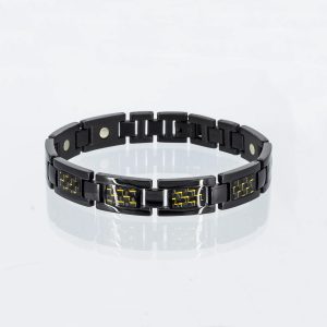 Ein schwarzes Magnetarmband mit gelben Carbonfasereinlagen