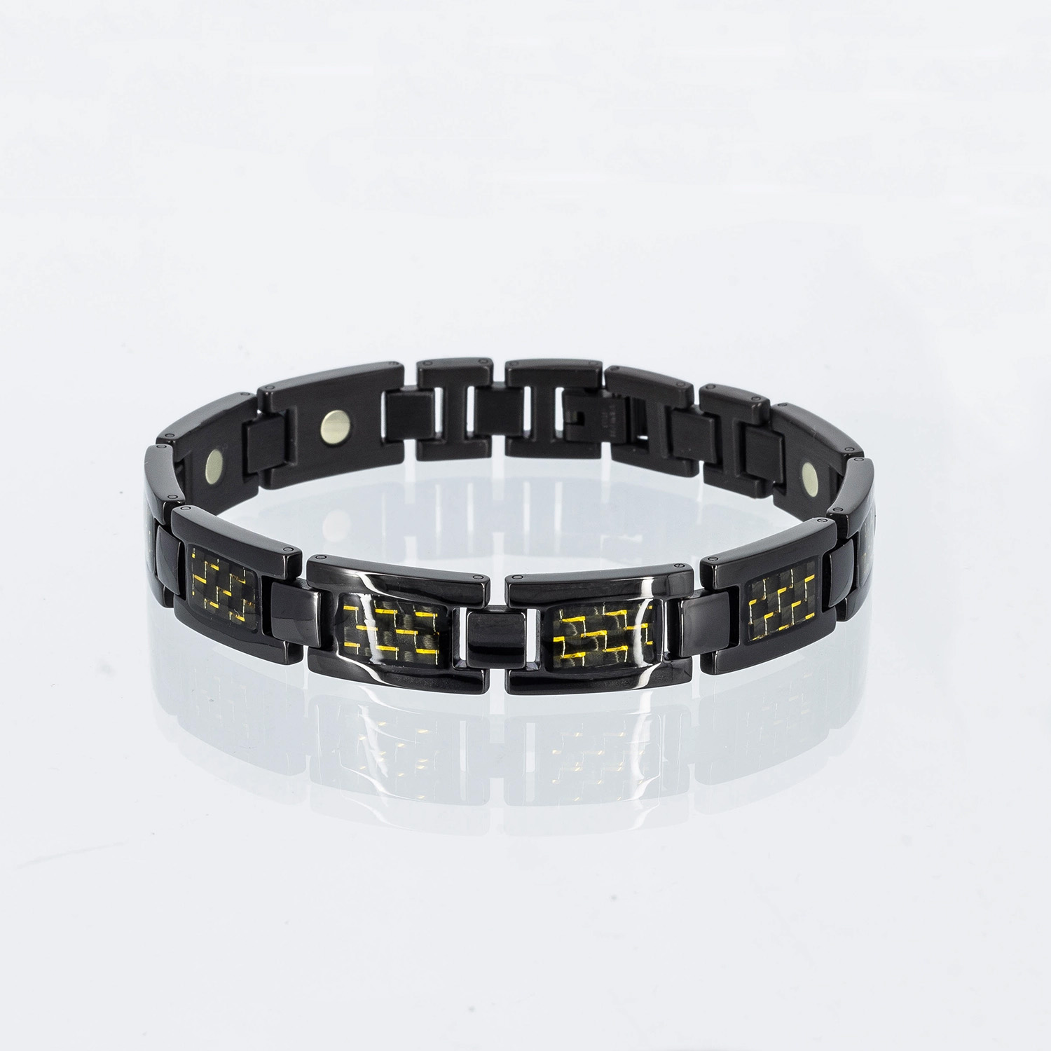 Ein schwarzes Magnetarmband mit gelben Carbonfasereinlagen