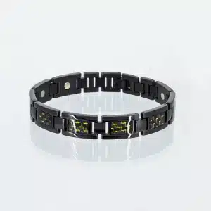 Ein schwarzes Magnetarmband mit gelben Carbonfasereinlagen