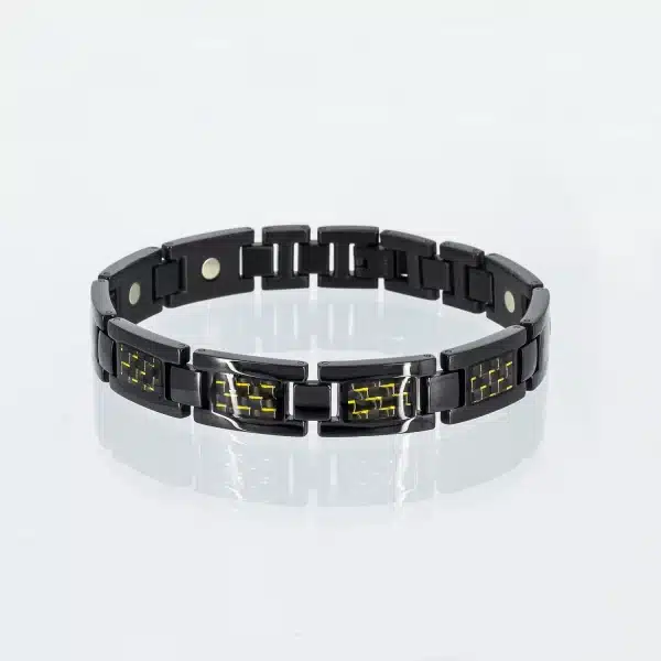 Ein schwarzes Magnetarmband mit gelben Carbonfasereinlagen