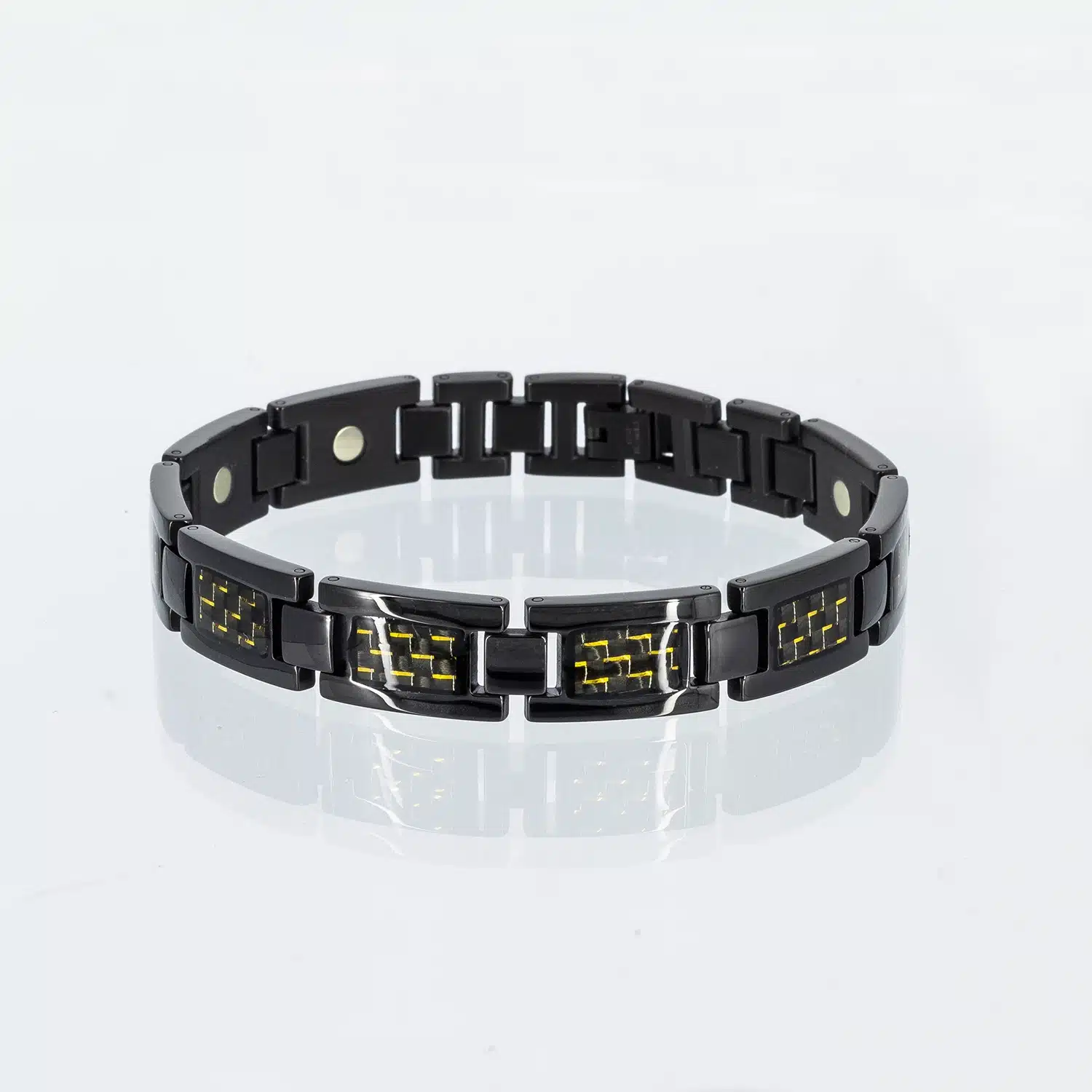 Ein schwarzes Magnetarmband mit gelben Carbonfasereinlagen