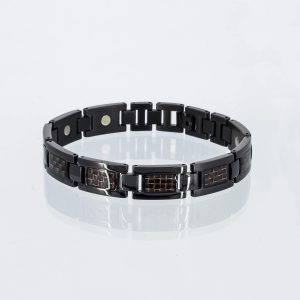 Ein schwarzes Magnetarmband mit roten Carbonfasereinlagen
