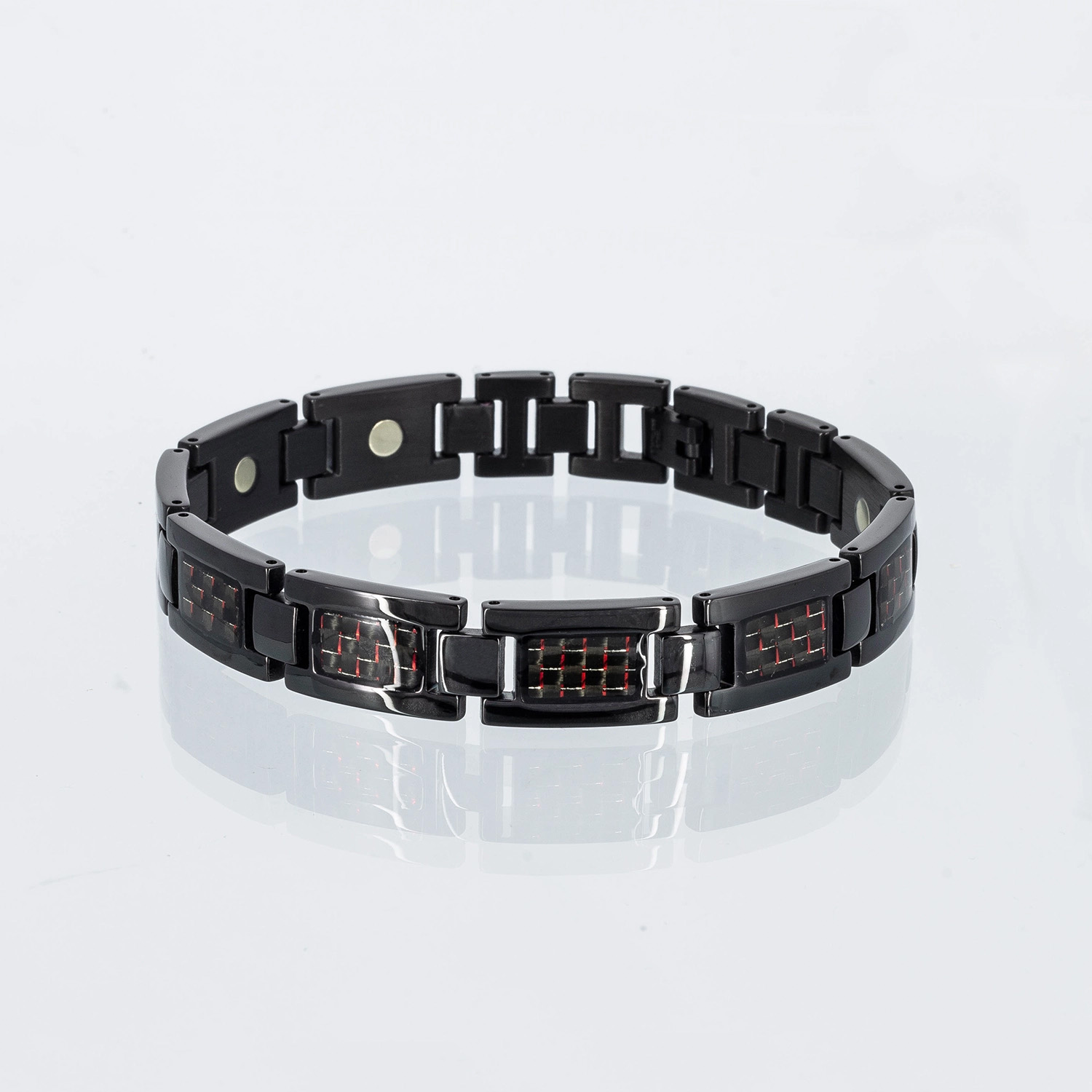 Ein schwarzes Magnetarmband mit roten Carbonfasereinlagen