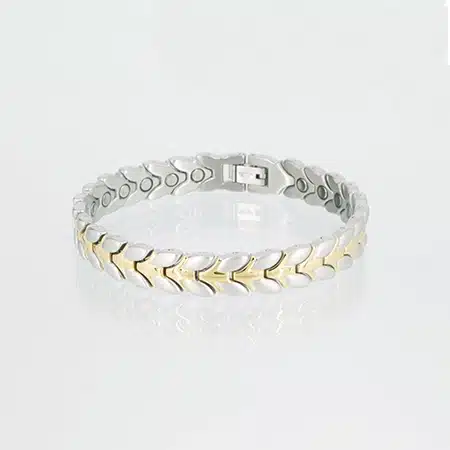 Ein silbernes Magnetarmband mit Gliedern in Blütenform und feinen goldenen Akzenten