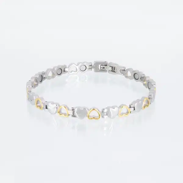 Ein silbernes Magnetarmband mit glänzend polierten Herzen und teilweise einer goldenen Ionenplattierung