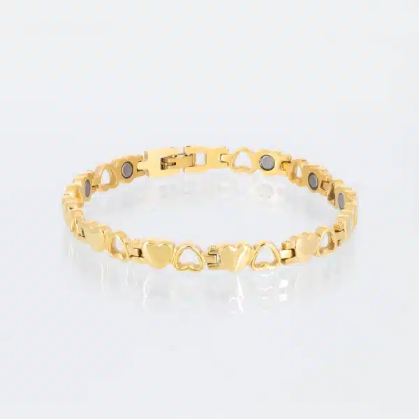 Ein goldenes Magnetarmband mit glänzend polierten Herzen