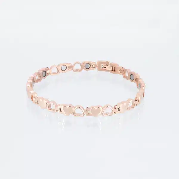 Ein rosegoldenes Magnetarmband mit glänzend polierten Herzen