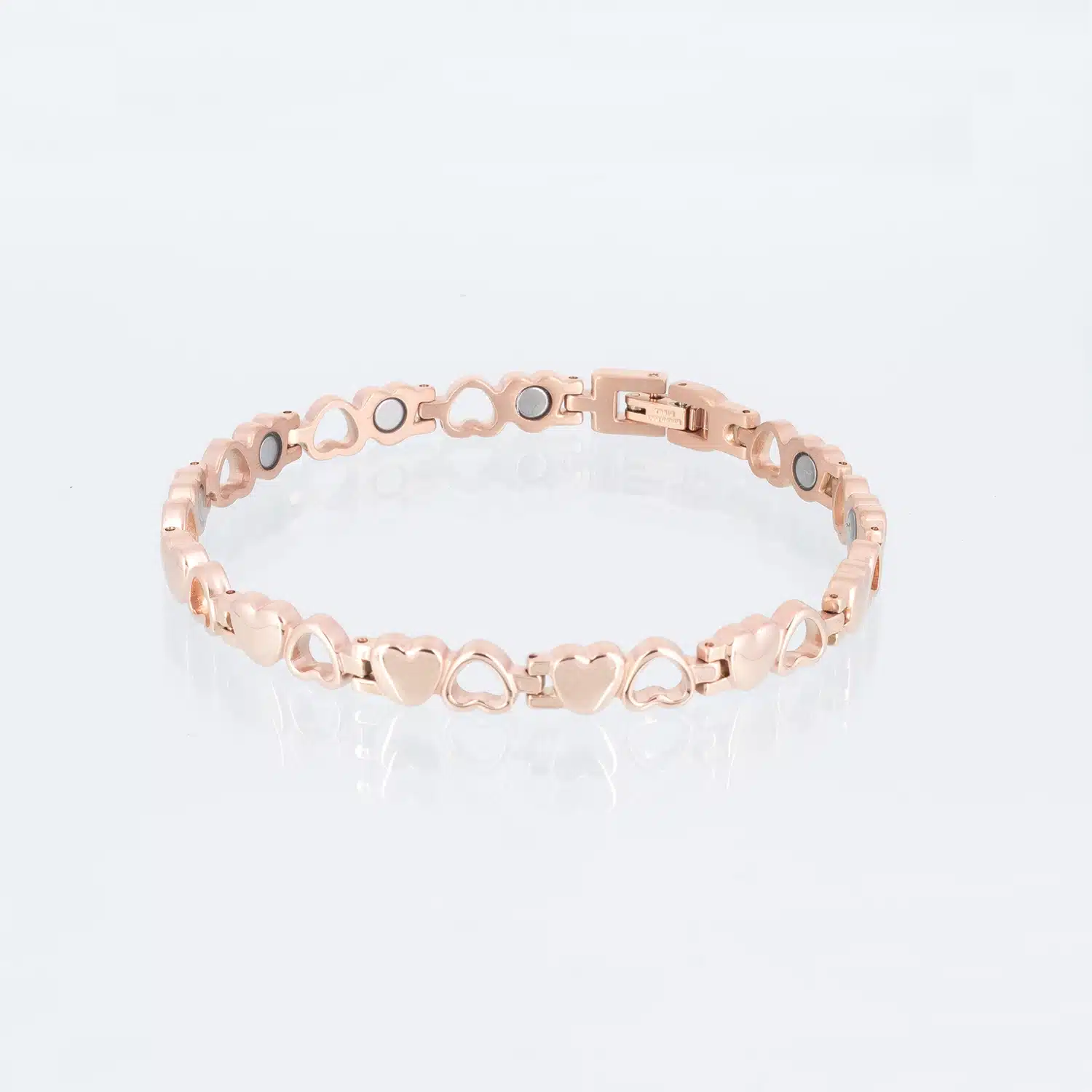 Ein rosegoldenes Magnetarmband mit glänzend polierten Herzen