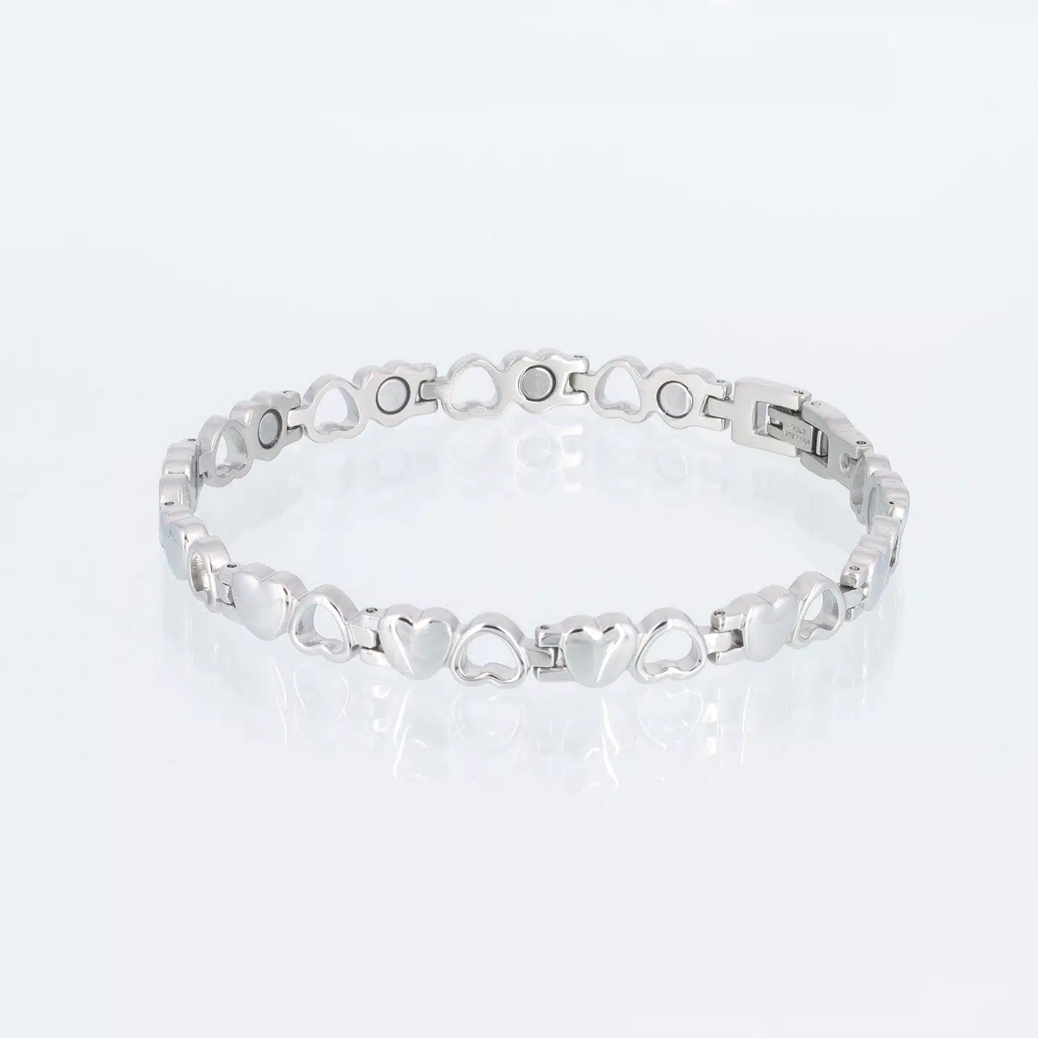 Ein glänzend poliertes Magnetarmband mit Herzen