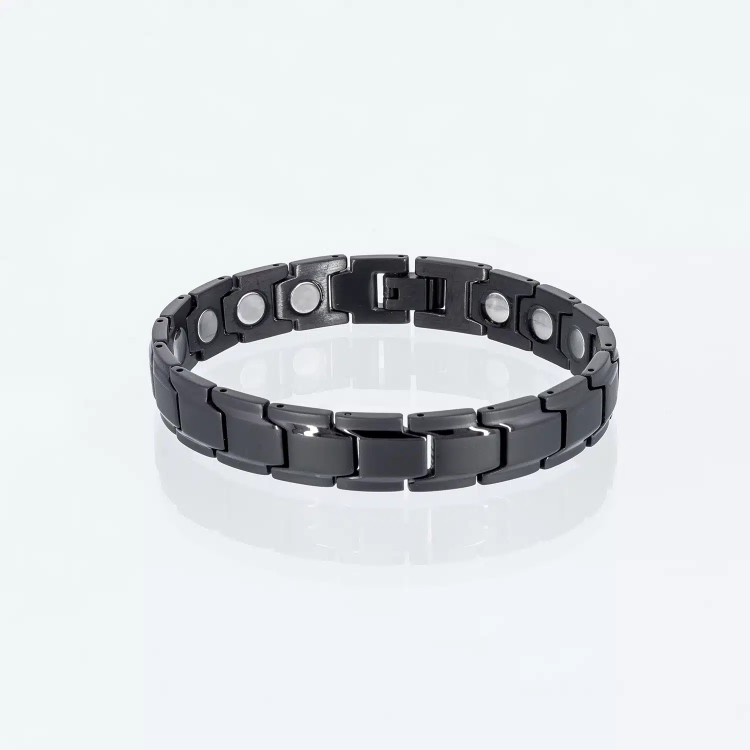 Ein schwarzes Power-Magnetarmband