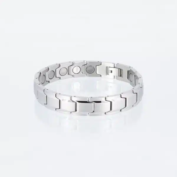 Ein silbernes Power-Magnetarmband