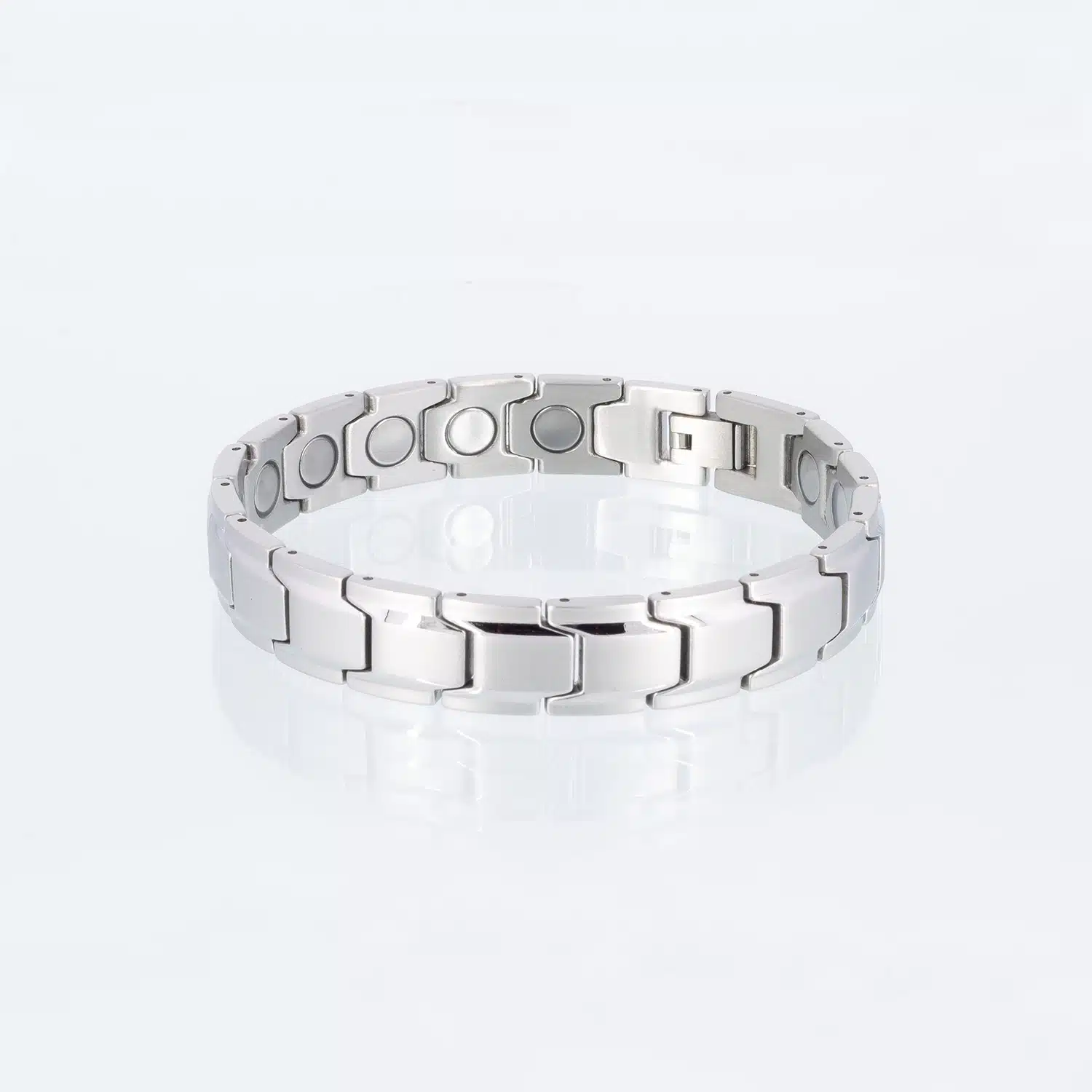 Ein silbernes Power-Magnetarmband