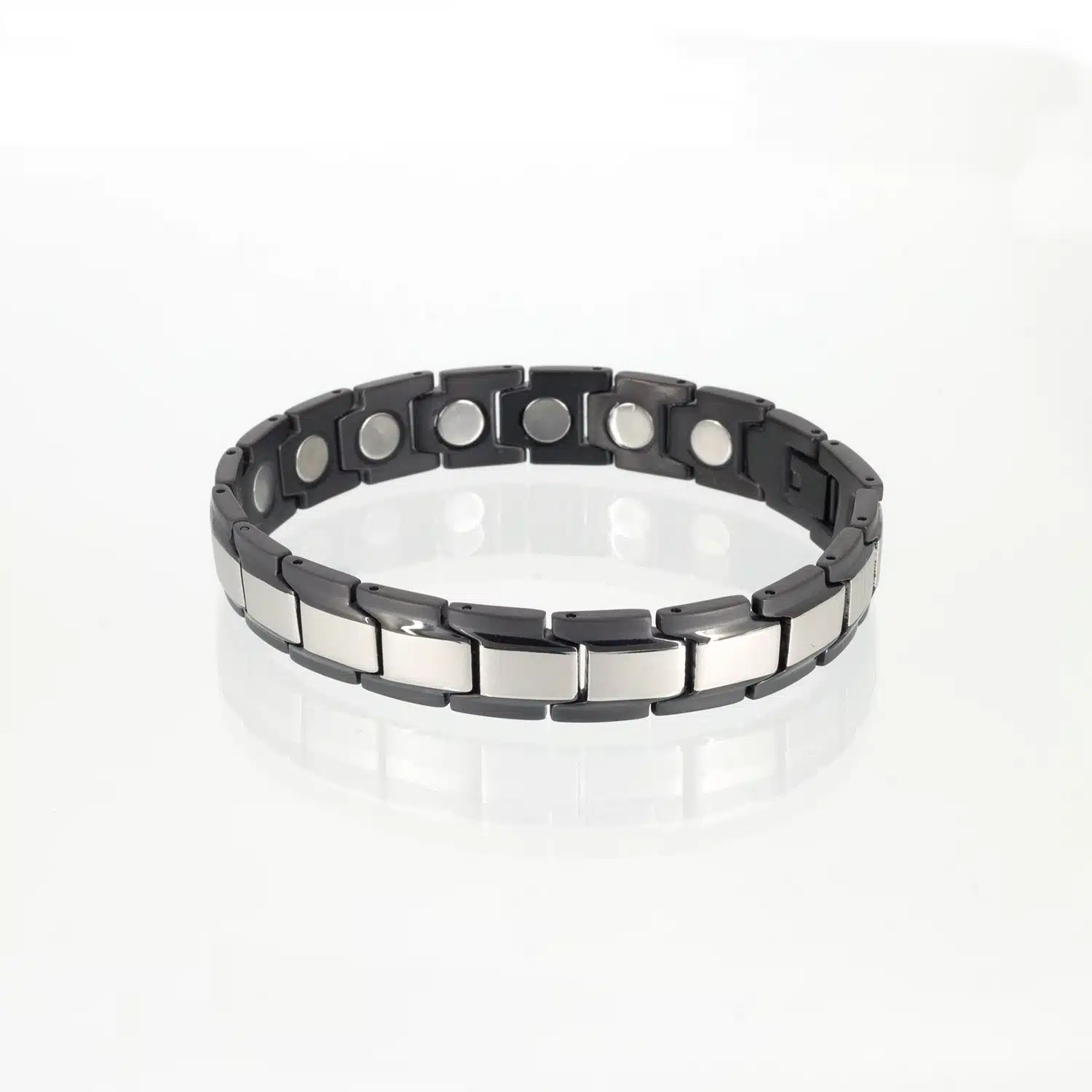 Ein silbernes Power-Magnetarmband, mattiert mit schwarzen Rändern