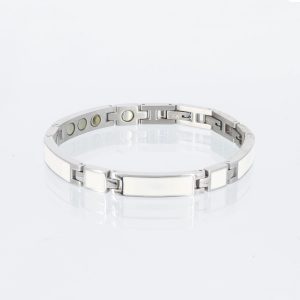 Ein silbernes Magnetarmband mit weißen Emaileinlagen